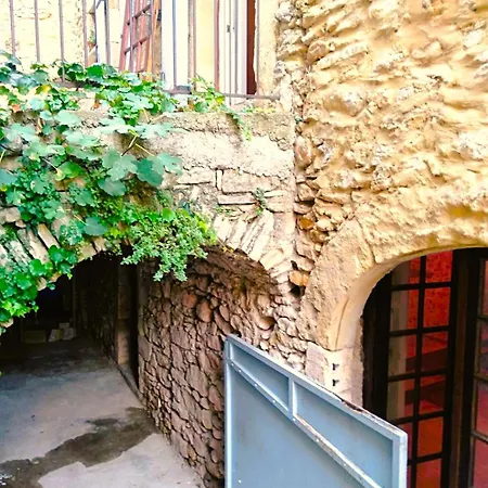 호텔 Belle Maison En Pierre Dans Village Medieval Du Xie Siecle Pour 10 Pers 6 Adultes 4 Enfants