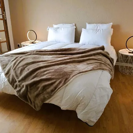 호텔 Belle Maison En Pierre Dans Village Medieval Du Xie Siecle Pour 10 Pers 6 Adultes 4 Enfants