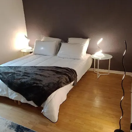 호텔 Belle Maison En Pierre Dans Village Medieval Du Xie Siecle Pour 10 Pers 6 Adultes 4 Enfants Frigoulet