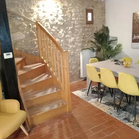 호텔 Belle Maison En Pierre Dans Village Medieval Du Xie Siecle Pour 10 Pers 6 Adultes 4 Enfants Frigoulet