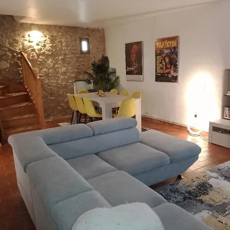 Belle Maison En Pierre Dans Village Medieval Du Xie Siecle Pour 10 Pers 6 Adultes 4 Enfants 호텔