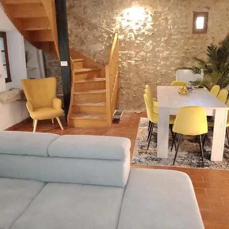 Belle Maison En Pierre Dans Village Medieval Du Xie Siecle Pour 10 Pers 6 Adultes 4 Enfants 호텔 3*