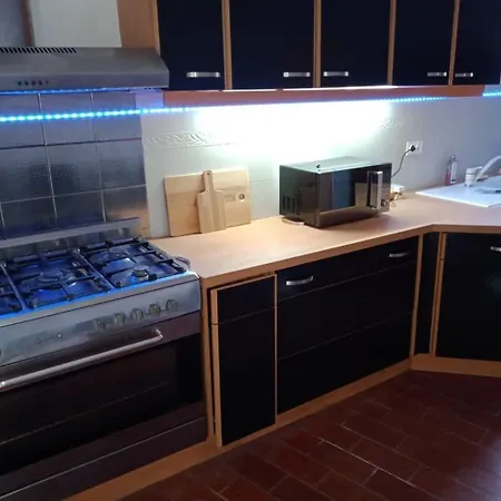 호텔 Belle Maison En Pierre Dans Village Medieval Du Xie Siecle Pour 10 Pers 6 Adultes 4 Enfants
