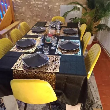 Belle Maison En Pierre Dans Village Medieval Du Xie Siecle Pour 10 Pers 6 Adultes 4 Enfants 호텔 3*