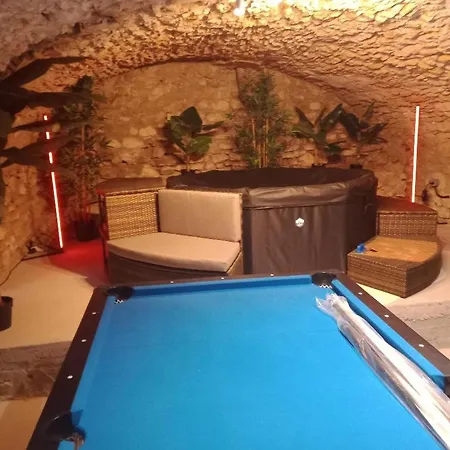 호텔 Belle Maison En Pierre Dans Village Medieval Du Xie Siecle Pour 10 Pers 6 Adultes 4 Enfants 3*